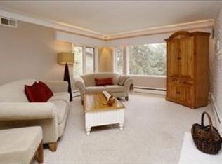 4030 Lakeside Dr, Kalamazoo, MI 49008