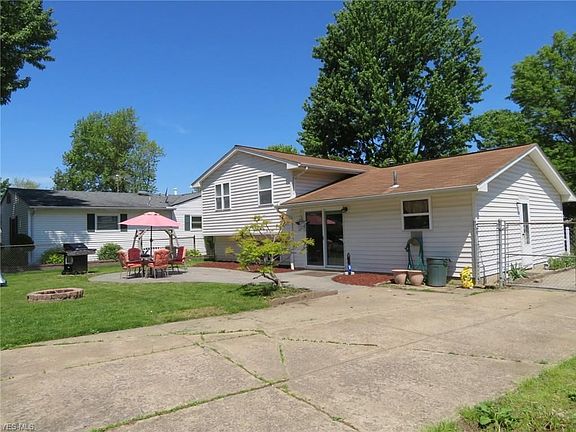 3rd image of 853 Sandalwood Dr