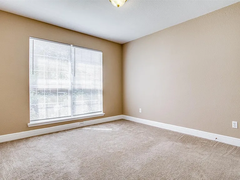 1402 Sunshine Dr — Photo 32