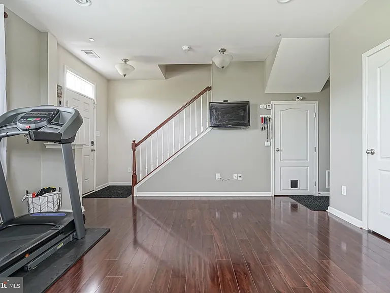 465 Wistar Pl — Photo 2