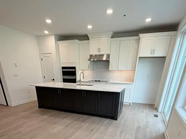 54 Grayson Ln, Downingtown, PA 19335