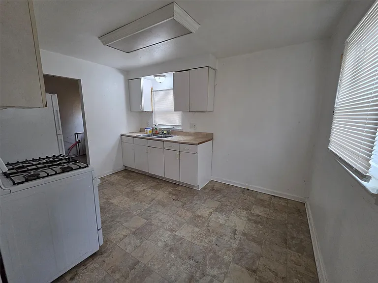 24511 Florence St — Photo 13