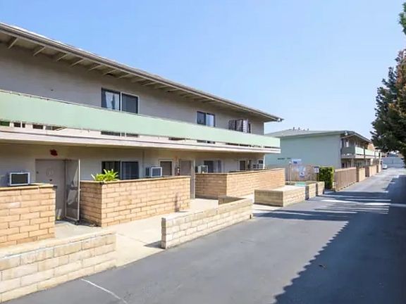 3rd image of 922 W Duarte Rd APT 11