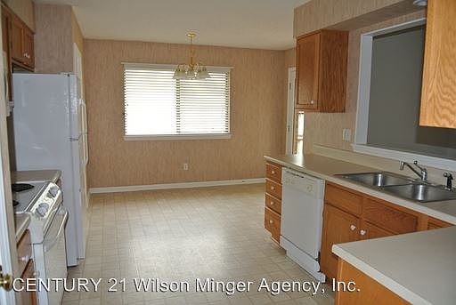 4th image of 101 Poplar Pl