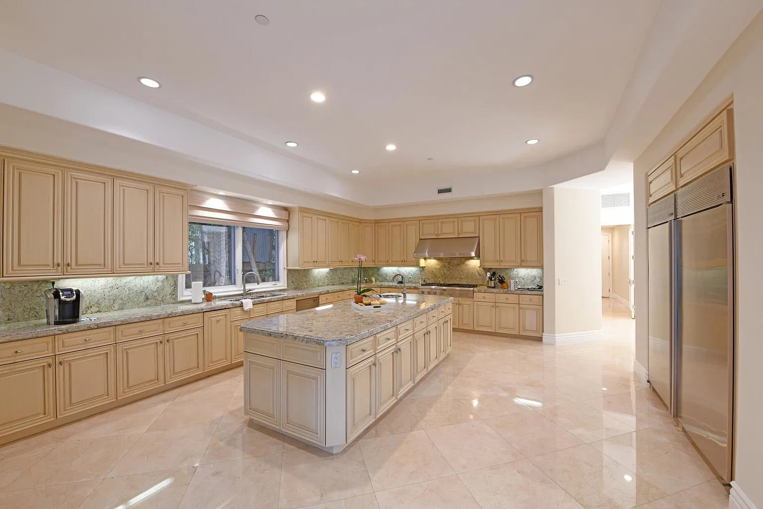512 N Roxbury Dr