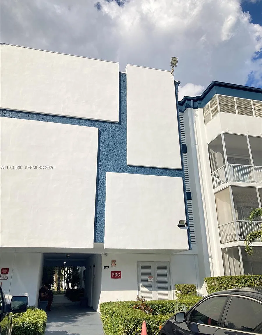 Ken-Dade No 2 Condominium — Photo 1
