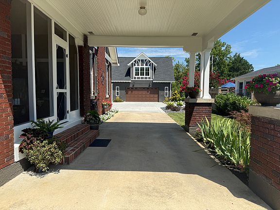 5th image of 102 Ross Ave