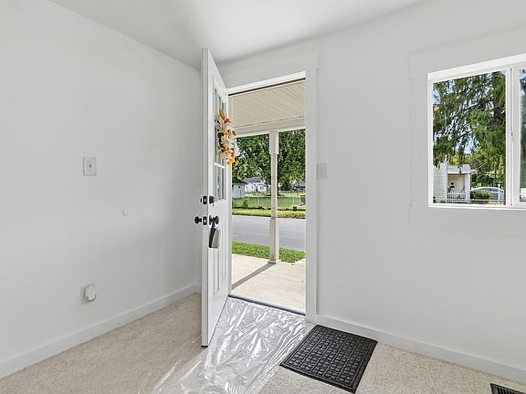 3rd image of 320 W 37th St