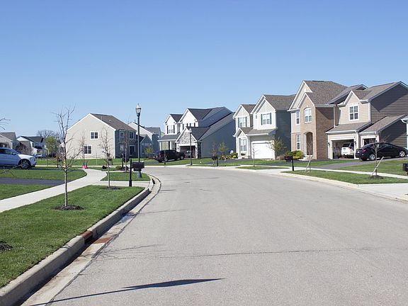 4th image of 1080 Balmoral Dr E