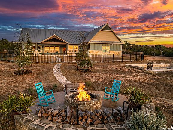 4th image of 34 Rusty Spur Dr