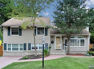 25 Devine Dr, Mahwah, NJ 07430