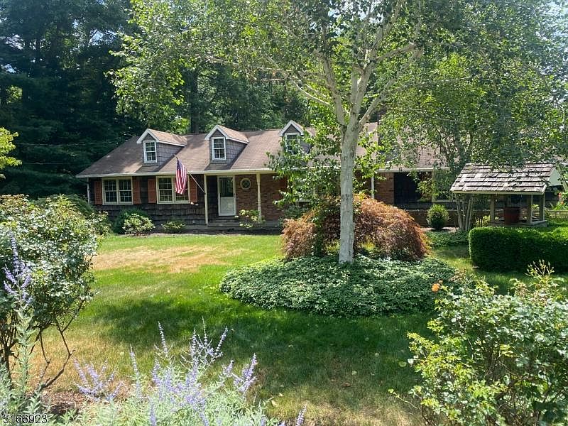 1st image of 6 Tumbling Brook Dr