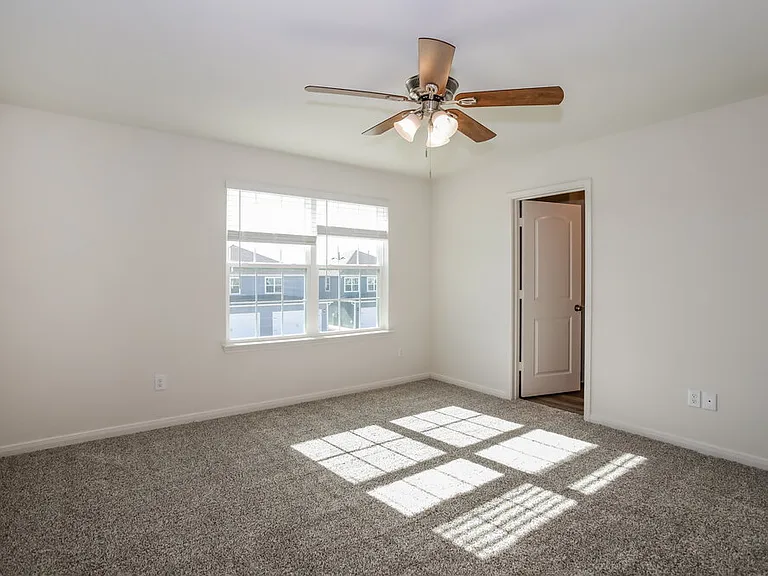 220 Marsh Ln — Photo 12