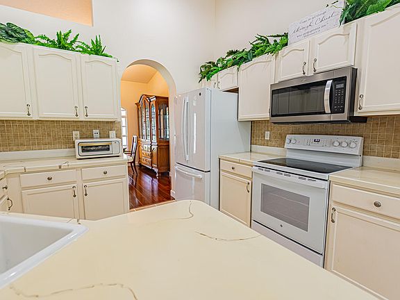 5th image of 1392 SW Tadlock Avenue