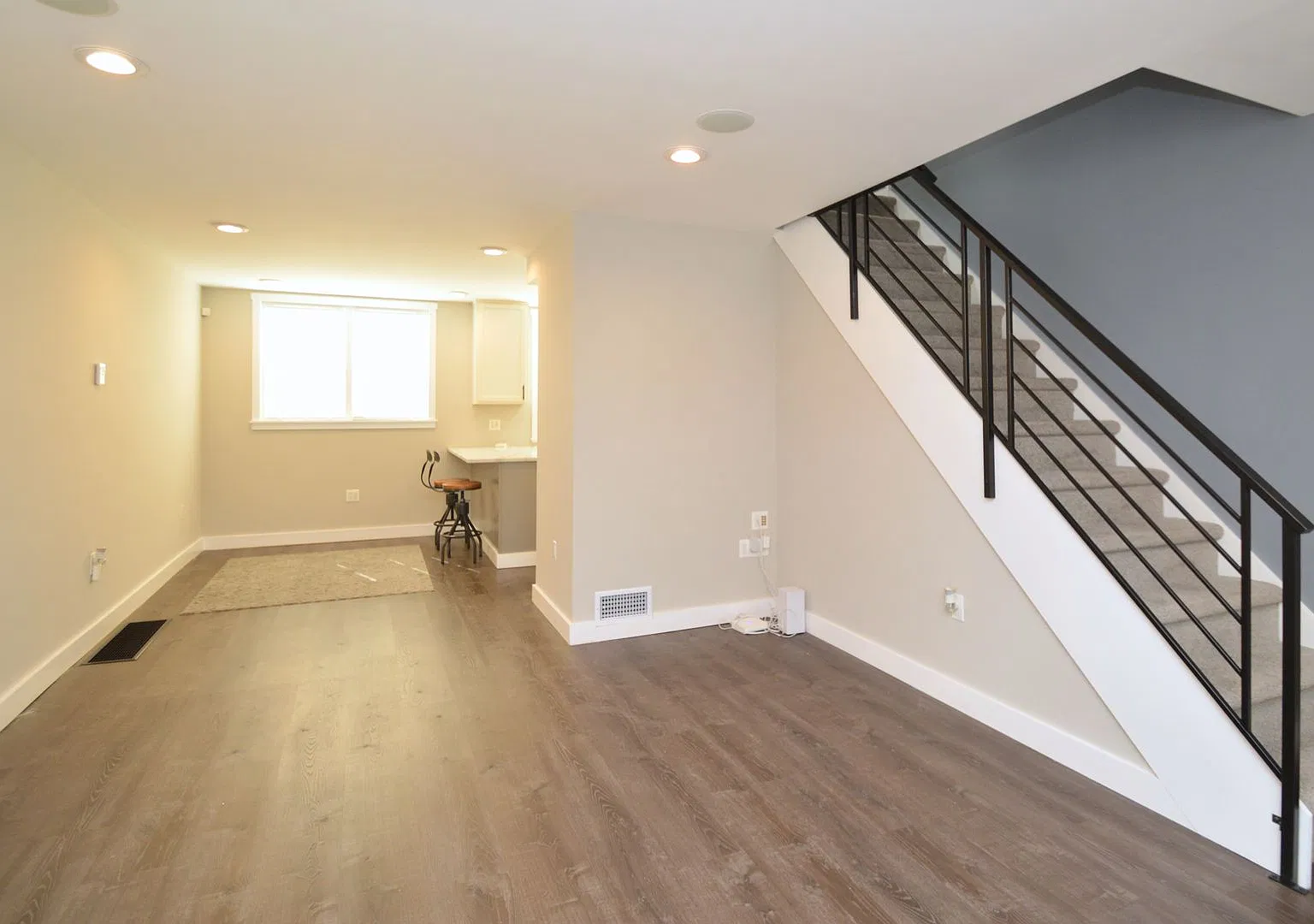 Beautifully Renovated 2-Bedroom Home with Garage Near Oxford Circle — Photo 2