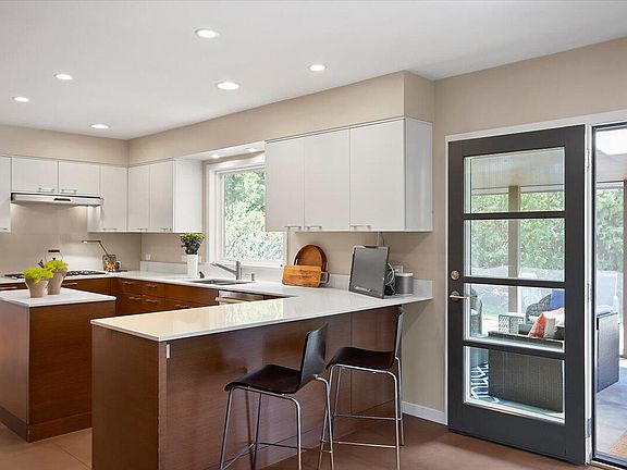 4th image of 3030 Hathaway Dr SE
