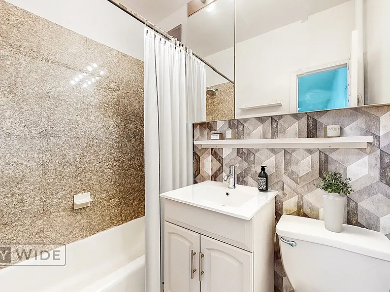 340 E 62nd St #6 — Photo 4
