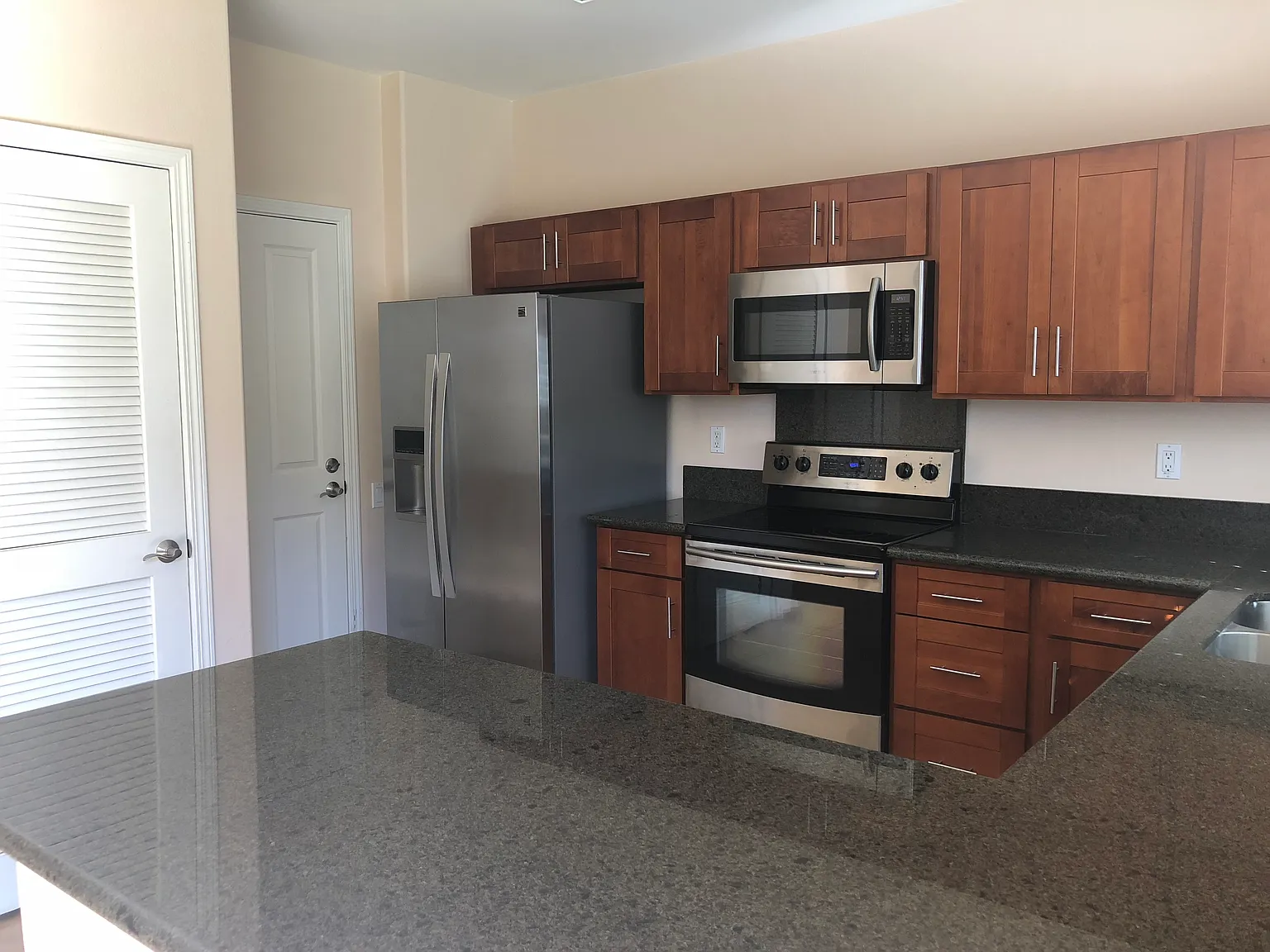 3 bed, 2.5 bath, 1705 sqft, $4,100 — Photo 2