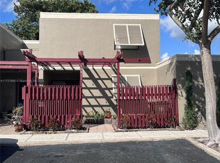 10911 S Lakeview Dr, Hollywood, FL 33026