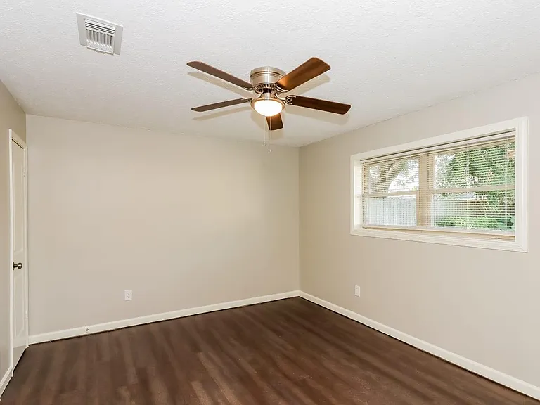 2104 Yorktown Ct S — Photo 8
