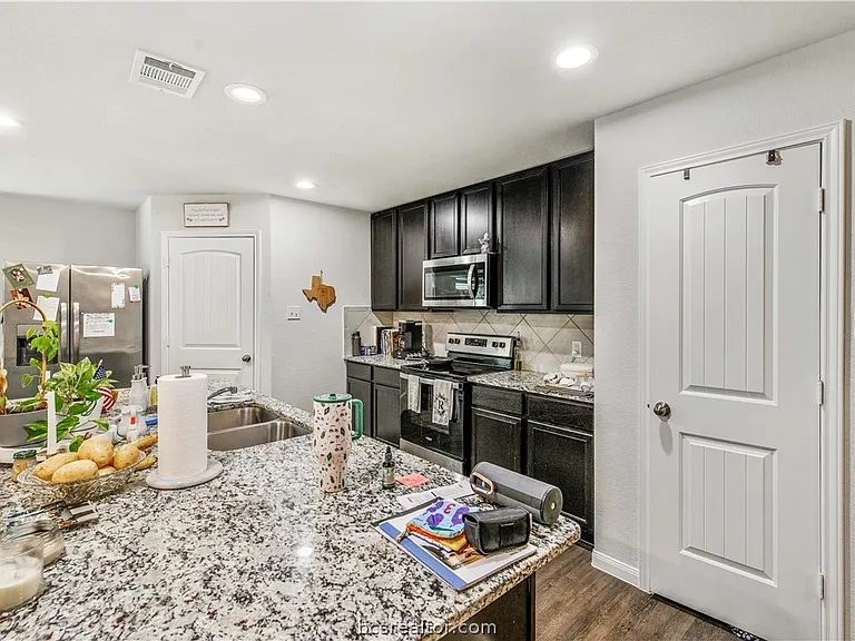 993 Marquis Dr — Photo 9