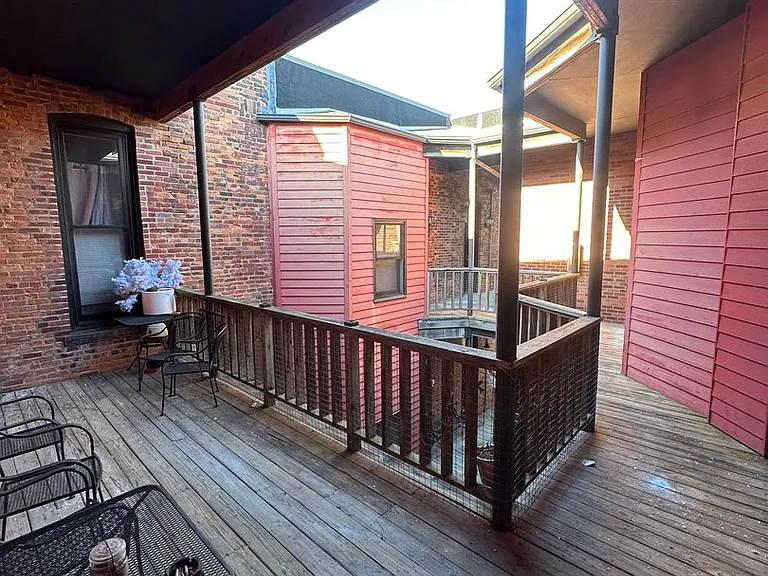 1007 N Summit St — Photo 4