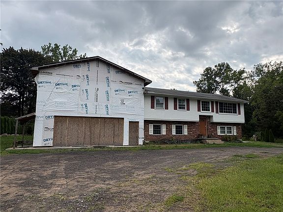 2nd image of 776 Lake Rd