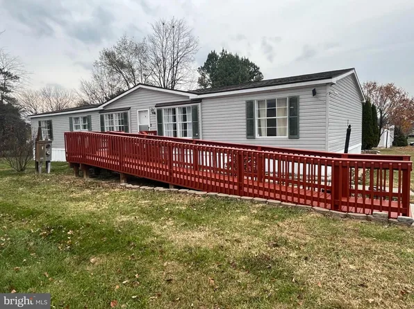 880 Royal Crest Dr, Martinsburg, WV 25401