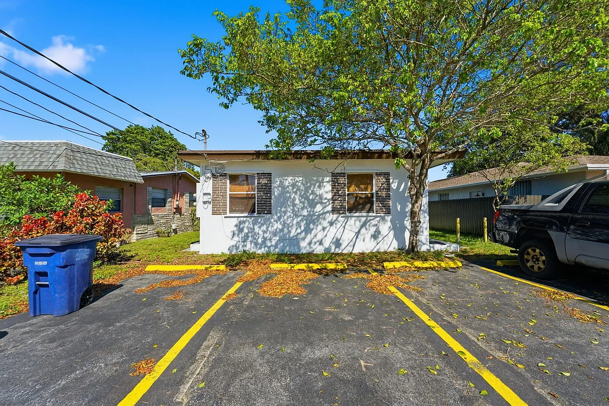Building Photo - 406 NW 7th Ct #1-4