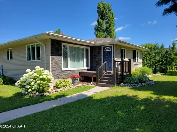 614 W 6th St, Neche, ND 58265