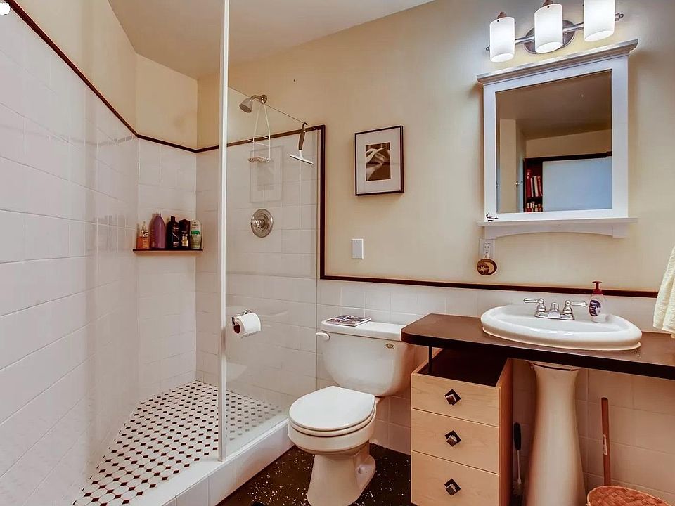 Bathroom w/ walk-in shower