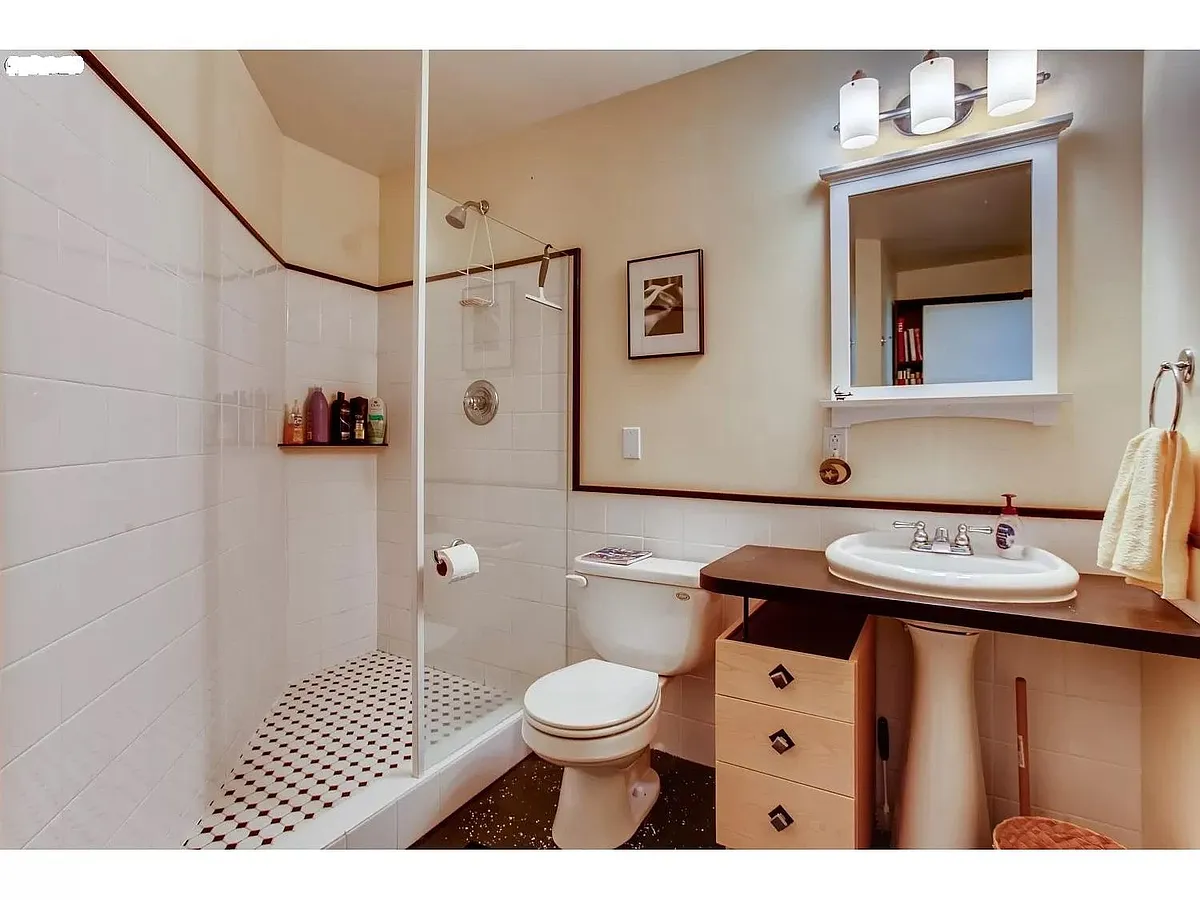 Bathroom w/ walk-in shower - 78A NW Macleay Blvd #A