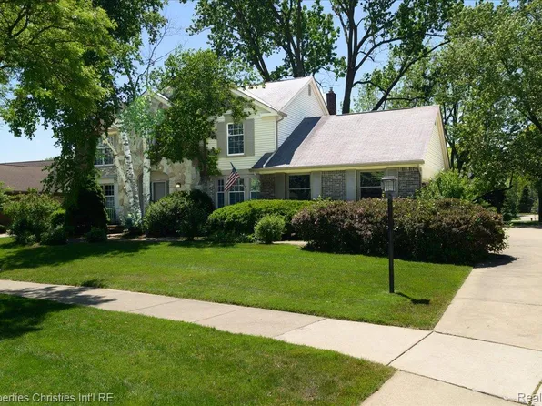 2901 Shadywood Dr, Troy, MI 48098