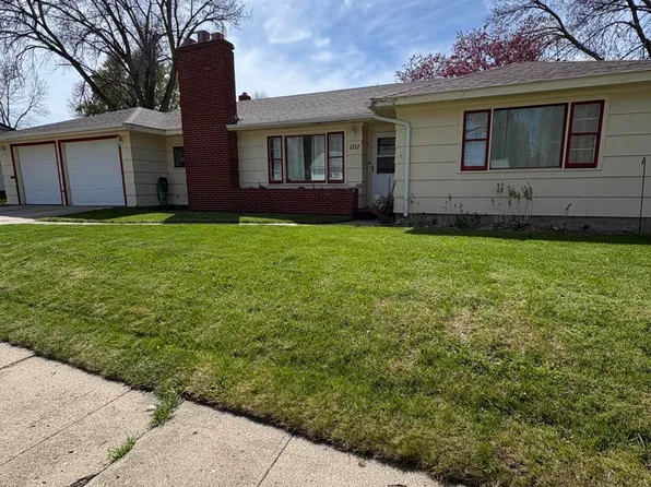 1111 Mayfair Dr, Watertown, SD 57201