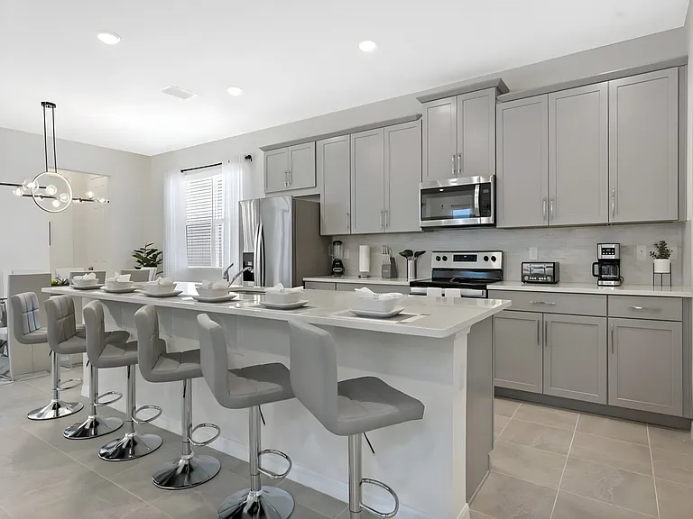 Tropical Palms Cir — Photo 34