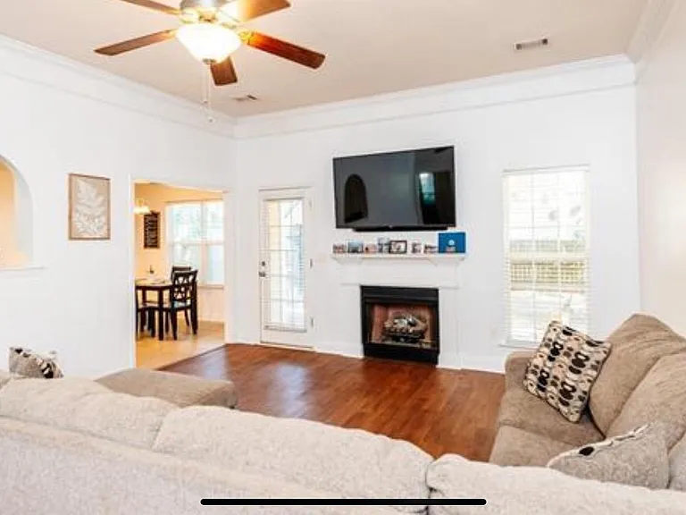 104 Manorwood Ln — Photo 5