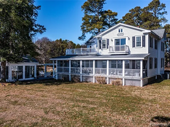 370 Close Quarters Dr, White Stone, VA 22578