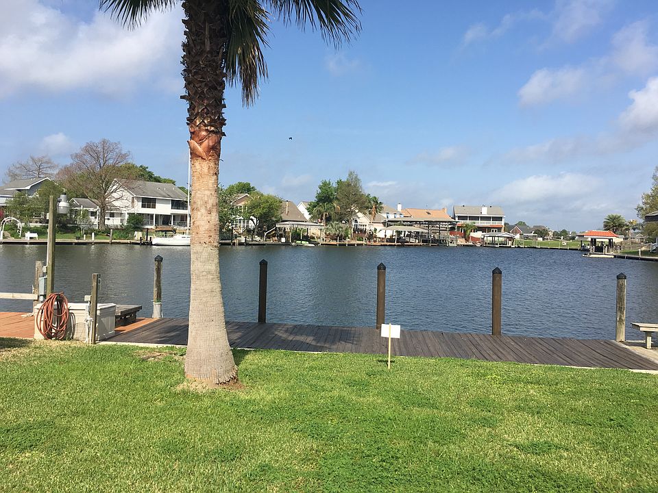WATERFRONT LIVING