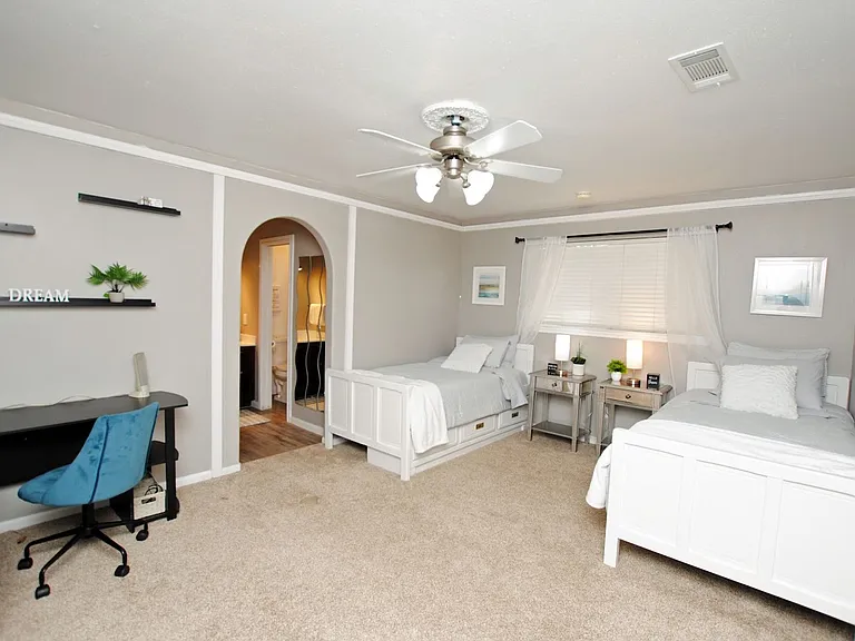 719 Park Knoll Ln — Photo 6