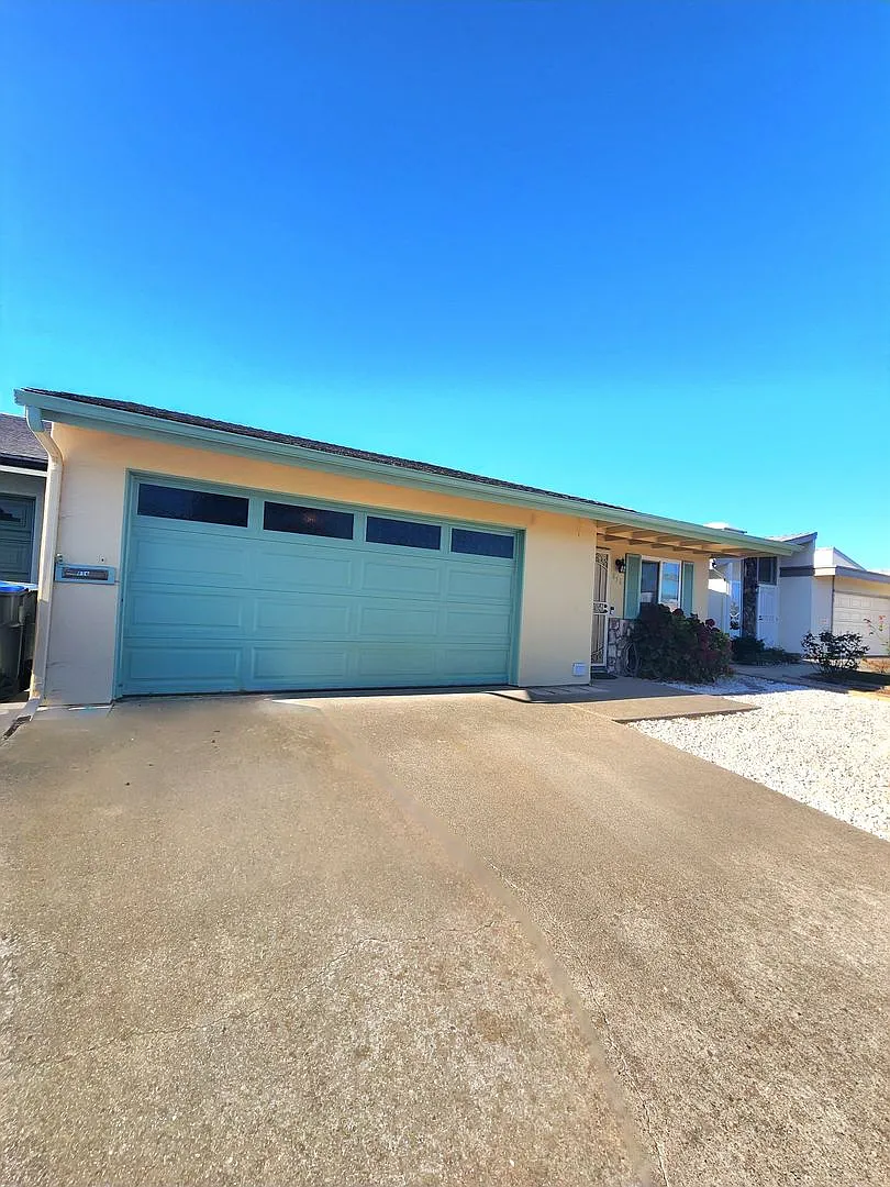 Comfortable 2 Bed, 2 Bath Single Level Home in a 55+ Community — Photo 2