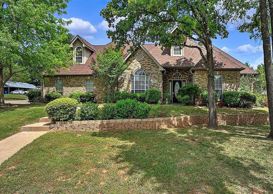 1st image of 2931 Village Cir