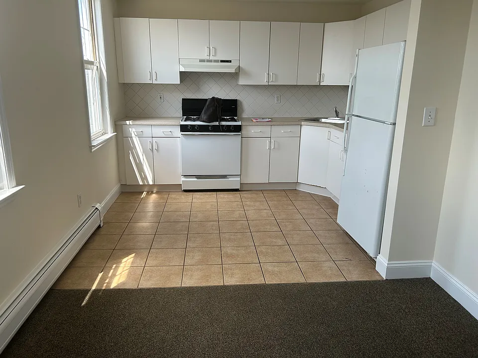 48 Woodside Ave E #3