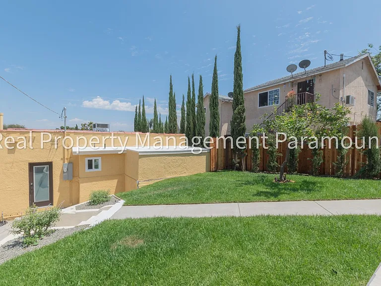 1867 S Redondo Blvd — Photo 49