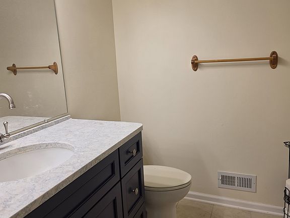 4th image of 388 Boyer Ct