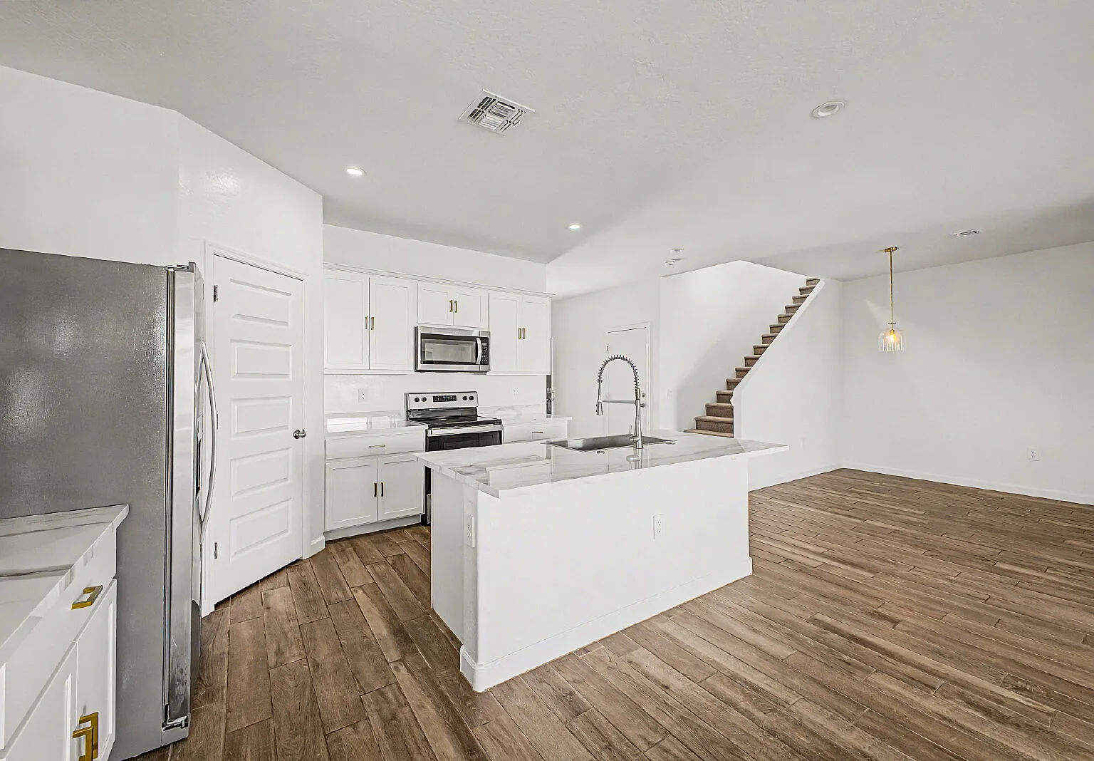 4 bed, 3.0 bath, 2492 sqft, $2,895 — Photo 4