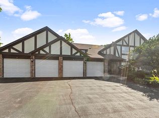 4 Potawatomie Trl APT 4, Indian Head Park, IL 60525
