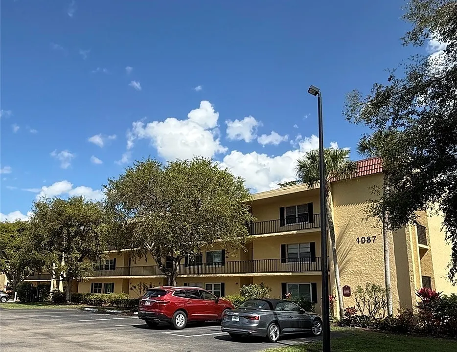 1087 Forest Lakes Dr #306