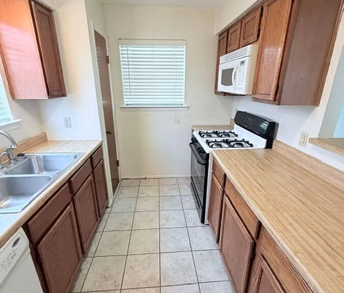 1202 Royal Crest Dr — Photo 25