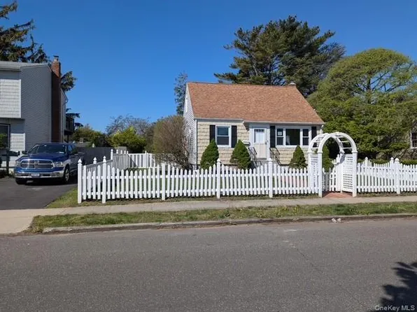 241 Phyllis Drive, Lindenhurst, NY 11757