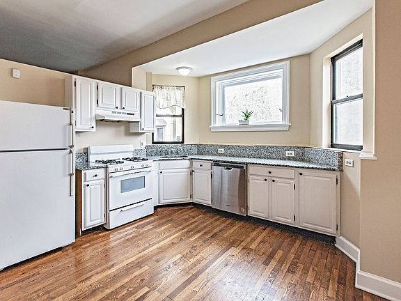 4th image of 811 N Van Buren St APT 1
